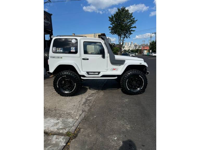 TROLLER - T4 - 2011/2011 - Branca - R$ 130.000,00